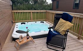 Hot Tub Lodge - York - Fishing Lakes - Free Parking - 5 Star Country Park - 5