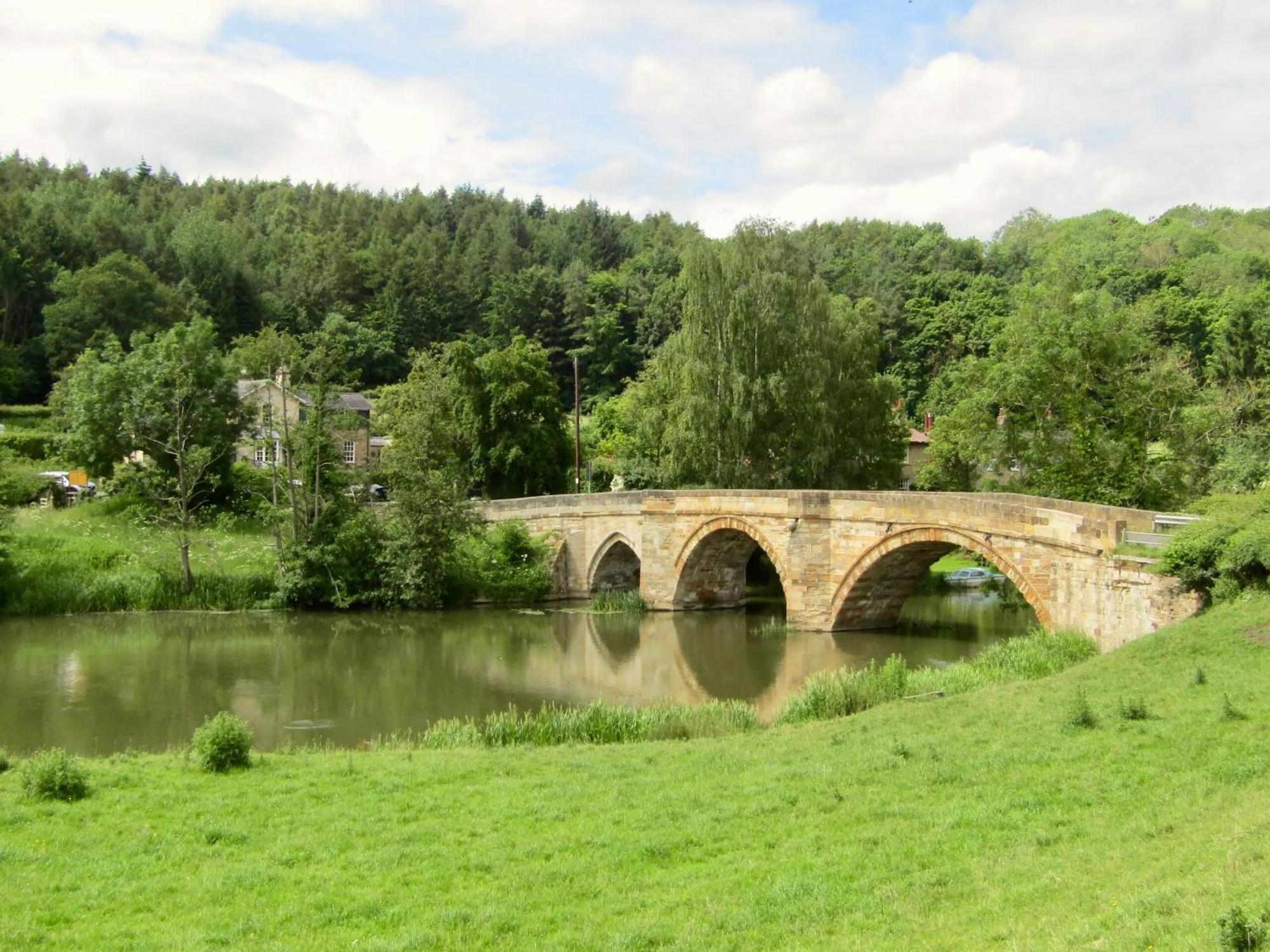 Hot Tub Lodge - York - Fishing Lakes - Free Parking - 5 Star Country Park - 5 Little Habton Exterior photo
