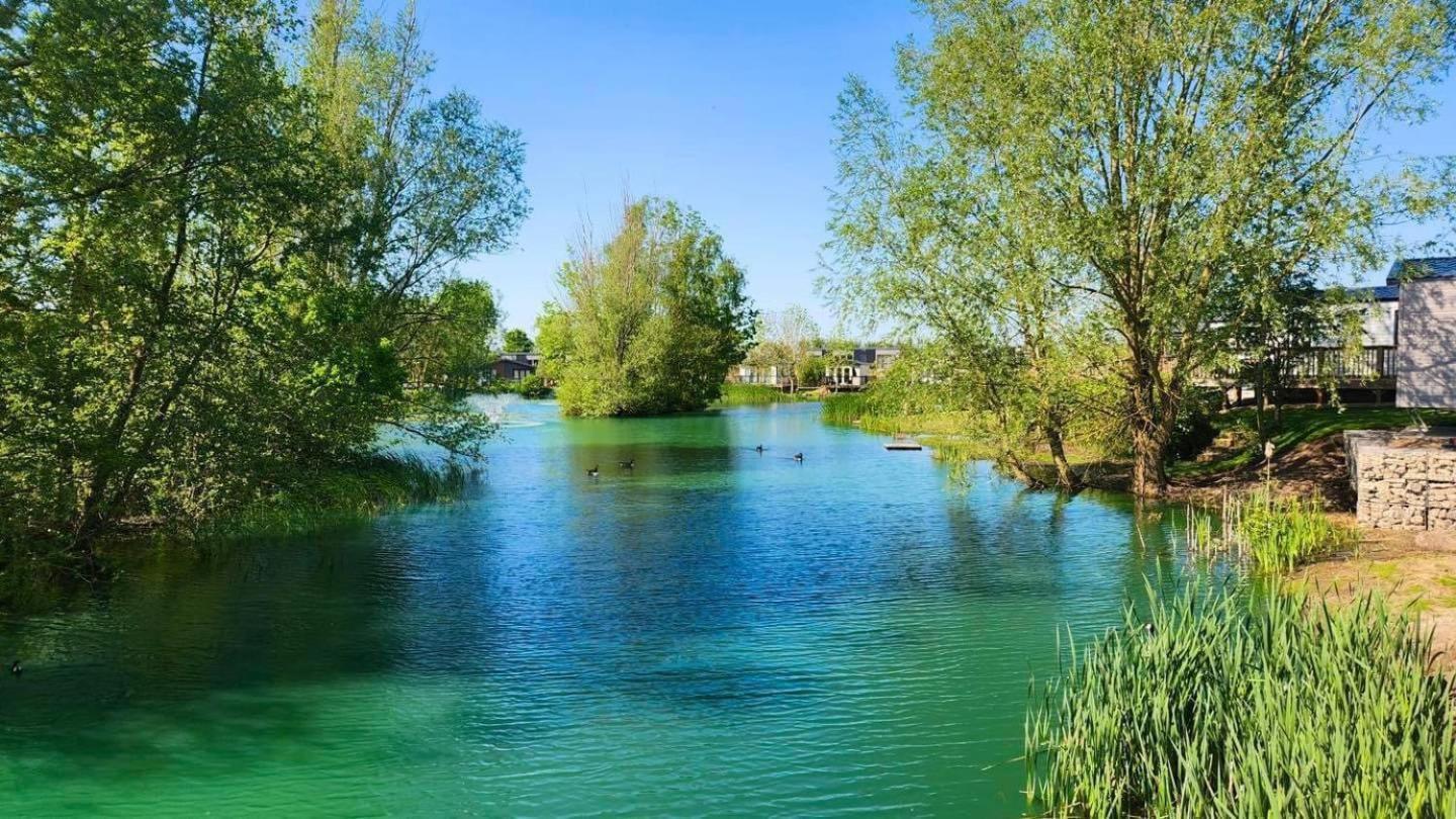Hot Tub Lodge - York - Fishing Lakes - Free Parking - 5 Star Country Park - 5 Little Habton Exterior photo